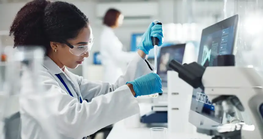 Pesquisadora em rotina de laboratório